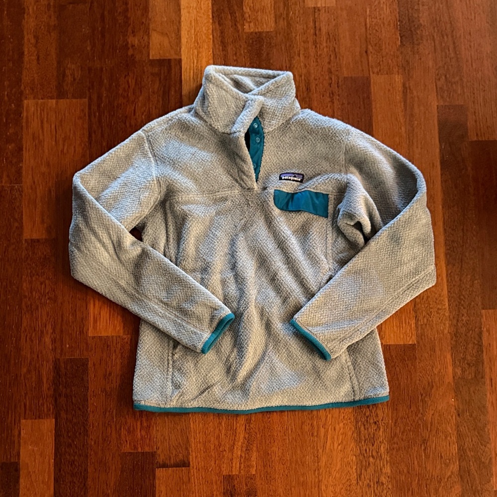 Patagonia Light Gray Fleece Jacket with Teal Accents